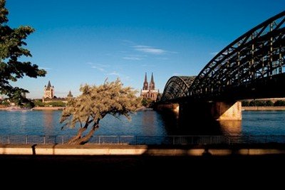 Wolfgang Weber, Skyline Köln (Köln, Dom, Panorama, Architektur, sonnig, Rhein, Brücke, Hohenzollernbrücke, Photokunst, Städte, Wohnzimmer, Wunschgröße, bunt)