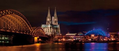 Wolfgang Weber, We will rock you (Köln, Dom, Panorama, Architektur, Beleuchtung, Nachtszene, Rhein, Brücke, Hohenzollernbrücke, Spiegelungen, Photokunst, Städte, Wohnzimmer, Wunschgröße, bunt)