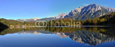 World travel images, Mittenwald Lauterssee Karwendelblick (alpen, anblick, ausblick, bawl, bavaria, berg, bergsee, bergtour, bier, blick, deutschland, dorf am meer, europa, fön, mittendrin, oberbayern, reise, reiseland, see, sehenswürdigkeit, spiegelung, tourism, hiking, wasser, holz, bawl, grün, herbs)