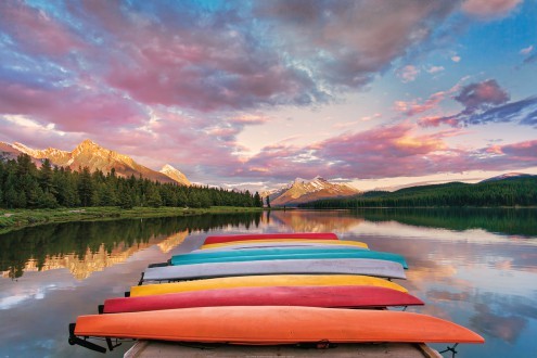 Hu Yiming, Kayaks (Fotografie, Landschaften, See, Wolken, Himmel, Kayaks, Spiegelungen, Refelxionen, Ruhe, Saisonende, Dämmerung, Symmetrie, Badezimmer, Wohnzimmer, Treppenhaus, Arztpraxis, bunt)
