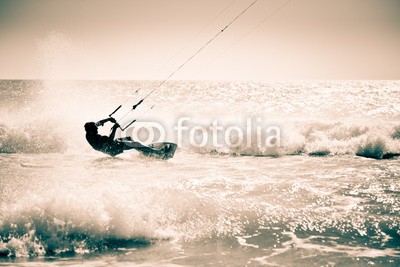 Zai Aragon, Kite surfing in waves. (kitesurfen, wassersport, akrobatisch, aktion, aktiv, adrenalin, luft, sportlich, board, verschalung, kontrast, dynamisch, extrem, fliegender, schaum, freiheit, freistilschwimmen, spaß, sprung, springen, drachen, kitesurfen, mann, ozean, sailing, mee)