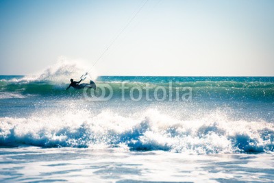 Zai Aragon, Kite surfing in waves. (kitesurfen, wassersport, akrobatisch, aktion, aktiv, adrenalin, luft, sportlich, board, verschalung, kontrast, dynamisch, extrem, fliegender, schaum, freiheit, freistilschwimmen, spaß, sprung, springen, drachen, kitesurfen, mann, ozean, sailing, mee)