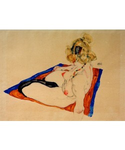 Egon Schiele, Blondes Aktmodel auf braunem, blau gerändertem Tuch sitzend
