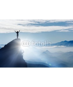 Visions-AD, Bergsteiger auf einem Gipfel im Gebirge bei Nebel