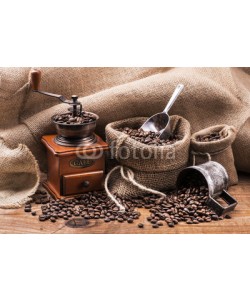 luigi giordano, chicchi di caffè tostato e macinino