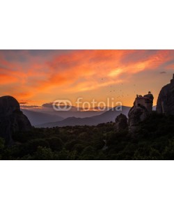 Cara-Foto, Malerischer Sonnenaufgang über den Meteora Klöstern