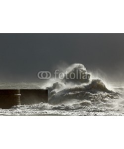 Zacarias da Mata, Stormy waves against pier with interesting light