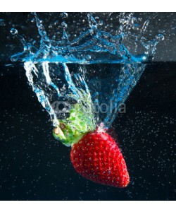 Giuseppe Porzani, fragola splash in fondo nero