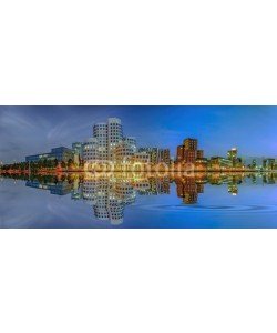 Blickfang, Medienhafen Düsseldorf Abend Wasserspiegelung Panorama