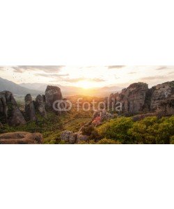 Cara-Foto, Sandsteinfelsen mit Meteora-Klöstern bei Sonnenuntergang