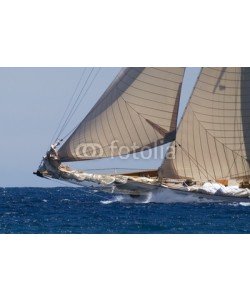 Donnerbold, Bug einer großen klassischen Yacht in voller Fahrt