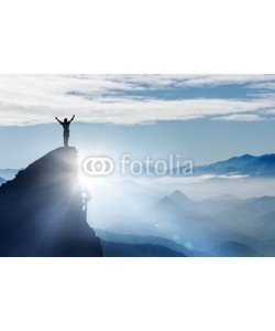 Visions-AD, Bergsteiger auf einem Gipfel im Gebirge bei Nebel