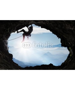 Visions-AD, Bergsteiger im Hochgebirge an einem Höhlenausgang