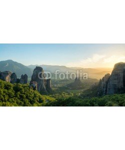 Cara-Foto, Südliche Landschaft mit Felsen, Wäldern und Macchia