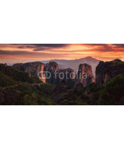 Cara-Foto, wilde zerklüftete hohe Felsen vor Sonnenuntergang