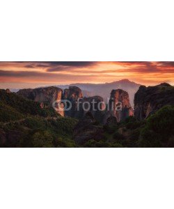 Cara-Foto, wilde zerklüftete hohe Felsen vor Sonnenuntergang