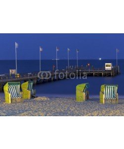 Blickfang, Strandkörbe am Strand beleuchtet