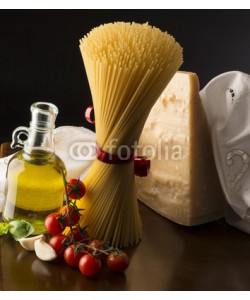 MAURO, Spaghetti and olive oil and tomato on the wooden table