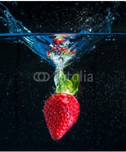 Giuseppe Porzani, fragola splash in fondo nero