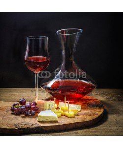 Visions-AD, Käse und Wein vor dunklem Hintergrund