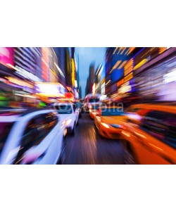 Christian Müller, Bild mit kreativem Zoomeffekt vom Straßenverkehr im nächtlichen Manhattan, New York City