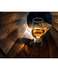 razoomanetu, A glass of whiskey in oak barrels