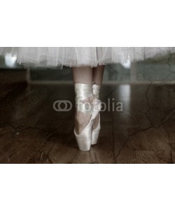 Africa Studio, Ballerina legs in pointes in dark dancing hall