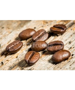 AK-DigiArt, Kaffeebohnen auf Holzbrett - Detailaufnahme