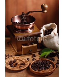 al62, macinino in legno con chicchi di caffè