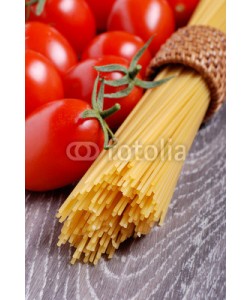 al62, spaghetti e pomodoro sul tavolo di legno