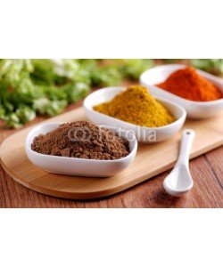 al62, paprika piccante ed altre spezie sul tavolo di legno