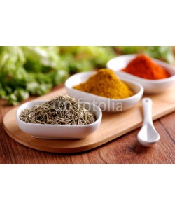 al62, rosmarino ed altre spezie sul tavolo di legno