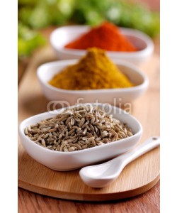 al62, semi di finocchio ed altre spezie sul tavolo di legno