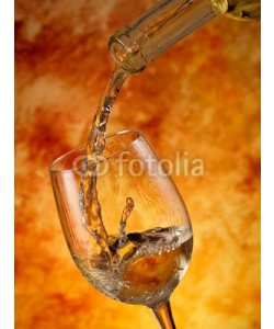 misaleva, White wine pouring