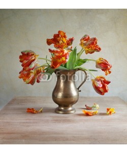 Nailia Schwarz, Dekoratives Stilleben mit Tulpen