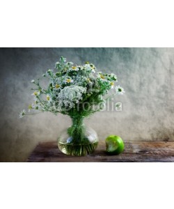 Nailia Schwarz, Stilleben mit Blumen und Apfel