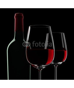 psdesign1, 2 Weingläser mit Weinflasche vor schwarzem Hintergrund
