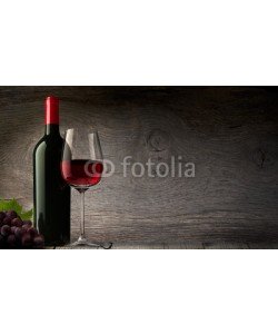 psdesign1, Weinglas mit Flasche vor Holzwand