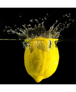 Robert Neumann, gelbe Zitrone fÃ¤llt ins Wasser vor schwarzem Hintergrund